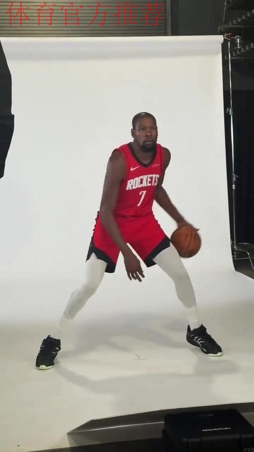 火箭社媒分享对阵掘金的球员赛前热身组图，杜兰特出镜